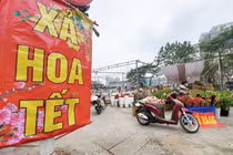 Hà Nội: Tiểu thương đua nhau hạ giá, xả hoa Tết sớm