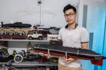 Chàng trai chế tạo mô hình tàu ngầm phóng 'ngư lôi, tên lửa'