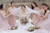 Cô dâu, chú rể là trai xinh, gái đẹp nhưng phù dâu chiếm “spotlight” 