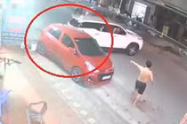 Video: Ôtô lùi ra đường bất cẩn va chạm với xe khác