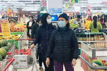 Phòng virus corona, người lớn trẻ nhỏ đeo kín khẩu trang đi siêu thị ở Hà Nội