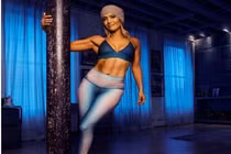 Bước sang tuổi 51, Jennifer Lopez vẫn có “cơ bụng số 11” 