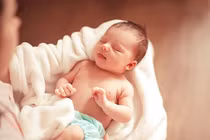 Em bé vừa chào đời tuyệt đối không được để 4 người này bế 