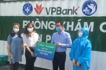 Báo Tri thức và Cuộc sống chia sẻ khó khăn với người dân TP HCM