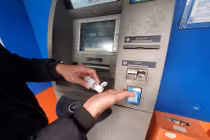 Cây ATM ở Hà Nội cáu bẩn, khách sợ Covid-19 phải mang theo nước rửa tay 