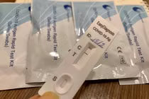 Kỷ lục 4 vạn F0, dân tăng mua kit test nhanh, khẩu trang phòng thủ
