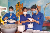 Hàng nghìn suất ăn tặng người dân ở khu cách ly