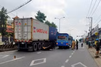 Va chạm với ô tô khách, người đàn ông chết thảm dưới bánh xe container