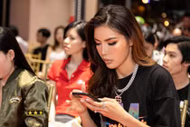 Siêu mẫu Minh Tú gây sốc với màn "bóc tem" cực lầy