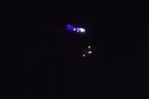 Luồng sáng trên bầu trời trung tâm thương mại Mỹ nghi UFO