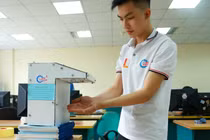 Cận cảnh máy rửa tay tự động của sinh viên Bách khoa chống Covid-19