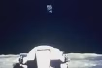 Vật thể lạ tiếp cận tàu Apollo của NASA trên Mặt trăng