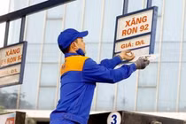 Trước Tết Nguyên đán, xăng giảm 77 đồng/ lít