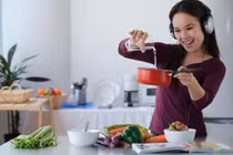 Video: 33 thủ thuật nhà bếp hữu ích giúp bạn tiết kiệm thời gian