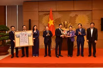 Chủ tịch Quốc hội biểu dương Văn Phú – Invest vì những đóng góp cho cộng đồng