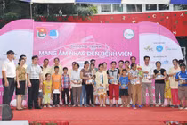EVN HANOI mang Tết Trung thu đến trẻ mồ côi, mắc bệnh hiểm nghèo