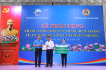 Nutifood phối hợp cùng Quỹ Phát triển Tài năng Việt của Ông Bầu trao quà cho công nhân Bình Dương