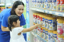Không chỉ có sữa nước, sữa bột trẻ em Vinamilk cũng đang dẫn đầu thị trường