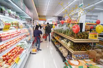 Người tiêu dùng háo hức đi sắm đồ, nhận quà khai trương VinMart+