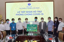 Nutifood và Ông bầu tặng sản phẩm dinh dưỡng cho bác sĩ và bệnh nhân COVID-19