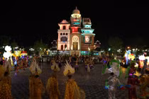Du khách đổ về Asia Park vui Lễ hội đèn lồng