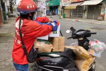 Nỗi niềm của dân shipper mùa giãn cách