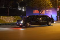 Đoàn xe đón Tổng thống Donald Trump rời khách sạn Marriott đi sân bay Nội Bài 