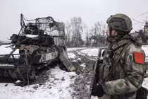 Quân Ukraine ở Kursk lũ lượt ra hàng, Kiev khẳng định không rút lui