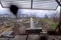 Xe tăng T-72 của Nga thoát chết thần kỳ sau cú đánh trời giáng