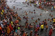 Tận mắt hàng nghìn tín đồ Hindu tắm sông