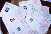 bằng giả.
