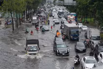 TPHCM: Mưa như trút nước, người dân bì bõm vượt “rốn ngập” Nguyễn Hữu Cảnh