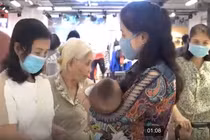 Video: Cụ bà 80 tuổi cùng các con gái 'săn' hàng dịp Black Friday