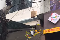 Hà Nội: Hài hước cảnh flycam phục vụ treo lơ lửng ngay trên đầu khách hàng