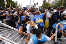 Bạo loạn xảy ra ở đám tang huyền thoại Diego Maradona