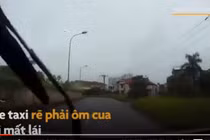 Video: Taxi lấn làn khi ôm cua gây tai nạn với ôtô