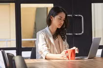 Chồng gây họa khi thấy đồng nghiệp mới có mức lương cao hơn