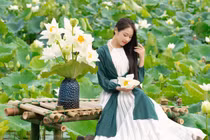 Thiếu nữ xứ Huế tạo dáng cùng hoa sen mùa hạ đẹp nao lòng