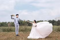 Lê Dương Bảo Lâm khoe album cưới cũ ở ruộng 