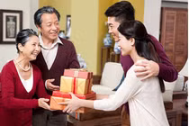Anh trai chỉ biết nhà vợ, bố mắng anh dại dột rồi lặng thinh 