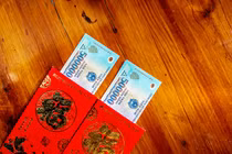 Mừng tuổi cháu 500 nghìn, chồng hành động khiến vợ muối mặt