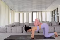 Ngọc Trinh bất ngờ gặp sự cố nguy hiểm lúc tập yoga