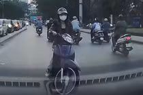 Video: Chạy xe “không giống ai”, cô gái khiến ô tô “đứng hình”