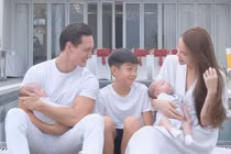 Hồ Ngọc Hà khoe ảnh Kim Lý ôm con lúc mới sinh
