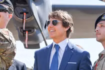 Đồng nghiệp bức xúc vì Tom Cruise hạ trực thăng tại phim trường