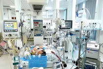 Hít phân su trong bụng mẹ, bé sơ sinh nguy kịch