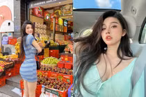 Hot girl Trung Quốc nổi bật ở sạp hoa quả, body “nét căng“