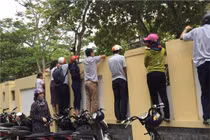 Con ngồi thi lớp 10, cha mẹ như trên đống lửa ngoài đường