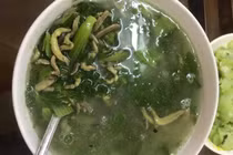 Nổi da gà với vật lạ nổi lềnh bềnh trong bát canh cô gái khoe trên MXH