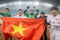 U23 Việt Nam - U23 Uzbekistan: "Ông đưa chân giò, bà thò chai rượu"